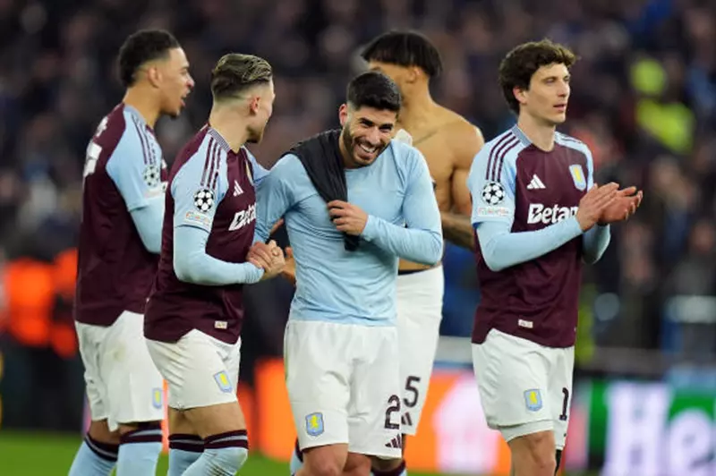 أستون فيلا يكرم خماسي الفريق في مقدمتهم أسينسيو وراشفورد