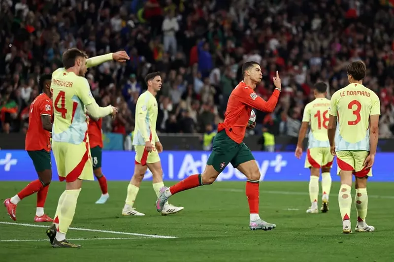 البرتغال تتوج بلقب دوري أمم أوروبا بعد فوزها المثير على إسبانيا برفقة رونالدو (فيديو)