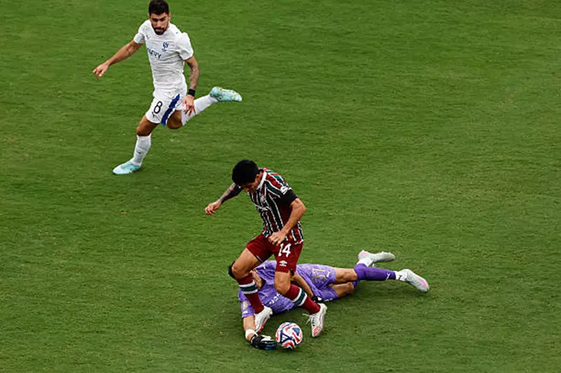 لحظات استثنائية: تصدي بونو وتفاعل مشجع مميز خلال مباراة الهلال وفلومينينسي (صور حصرية)