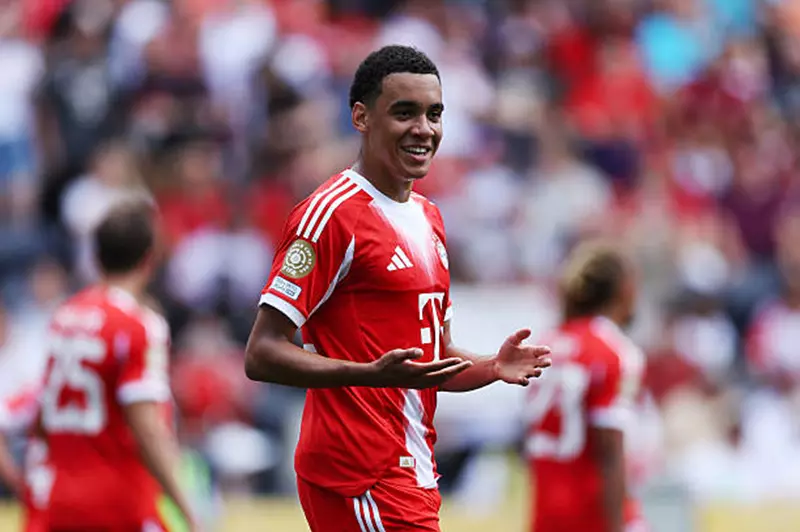 موسيالا يتولى القميص رقم 10 في بايرن ميونخ بعد مغادرة ساني